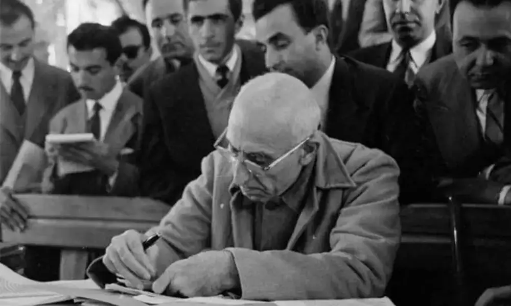 خیانت حزب توده به مصدق خیانت حزب توده به مصدق؛ نقد رهبران و آینده چپ در ایران